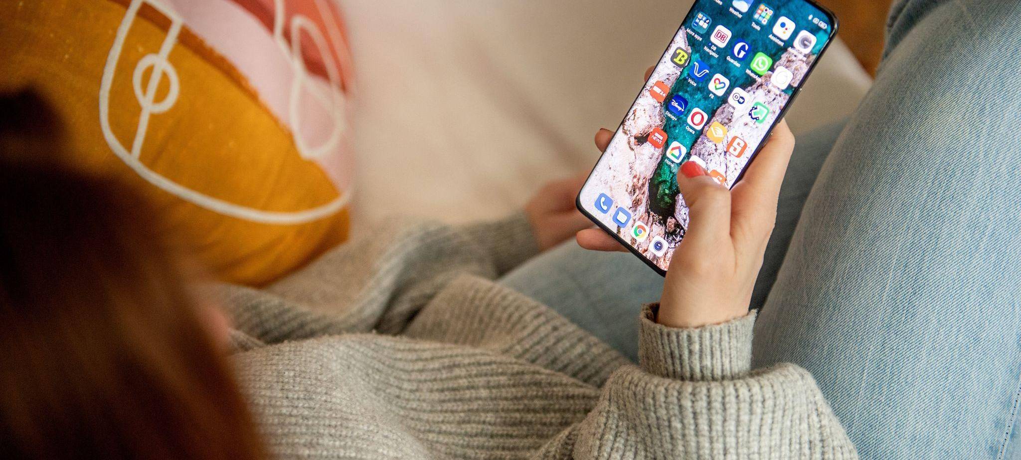 Verschiedene Apps sind auf einem Smartphone zu sehen