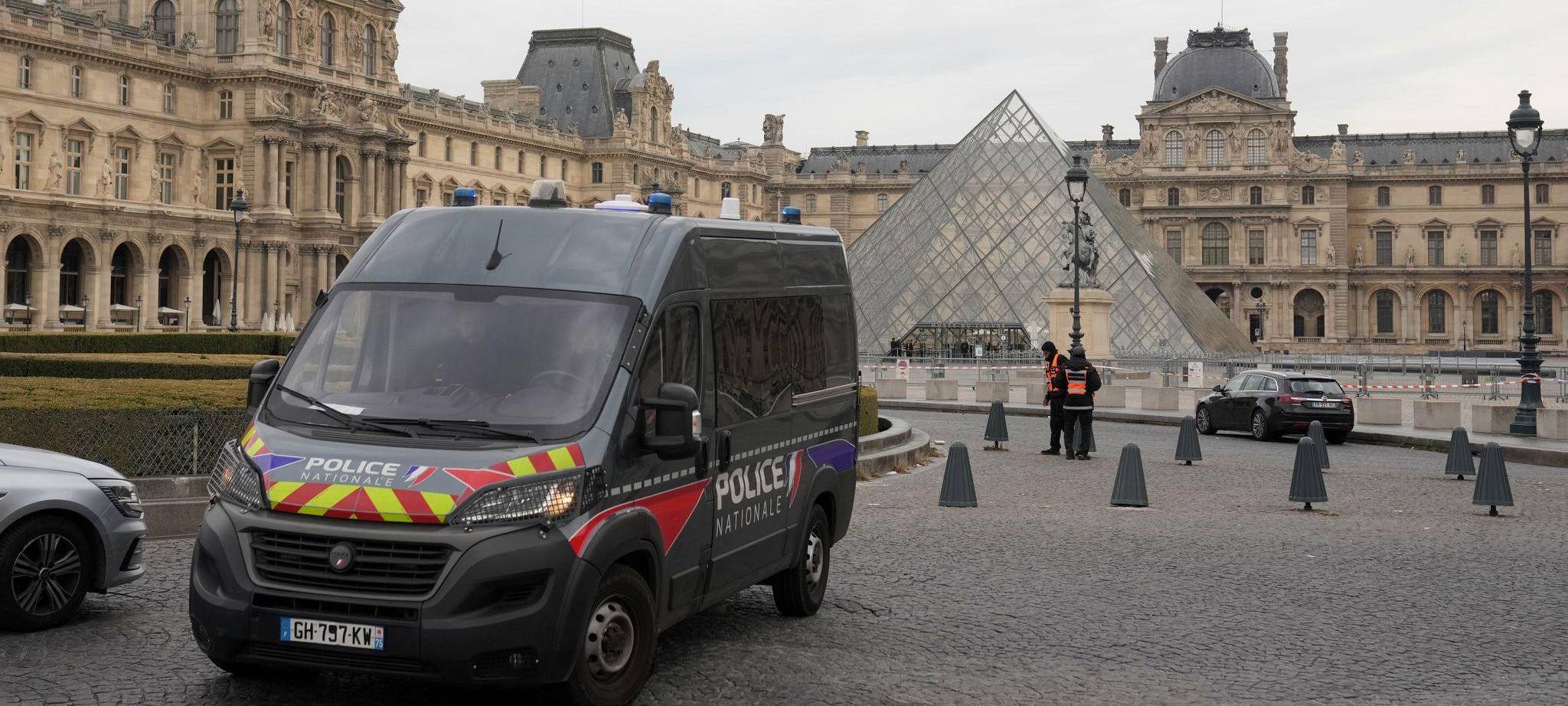 Raubüberfall auf Louvre in Paris