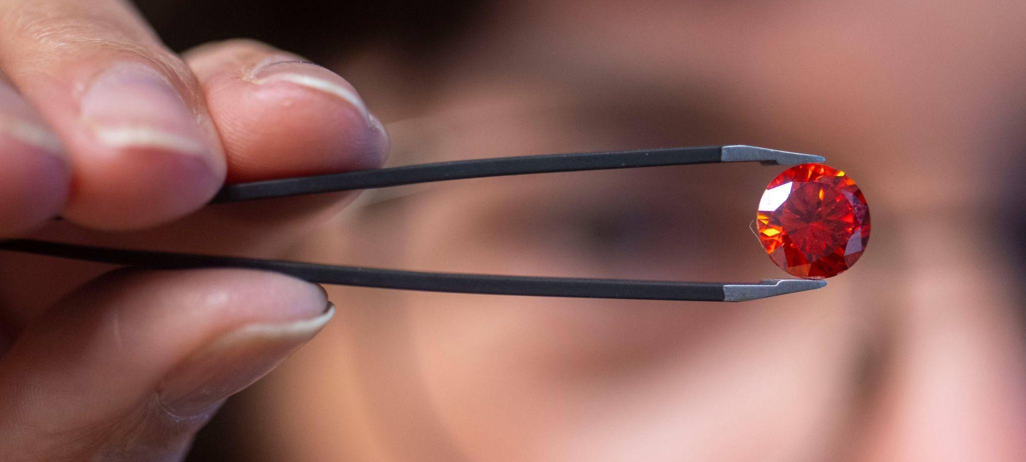 Über den Tod hinaus – Wenn Asche zum Gedenkdiamanten wird