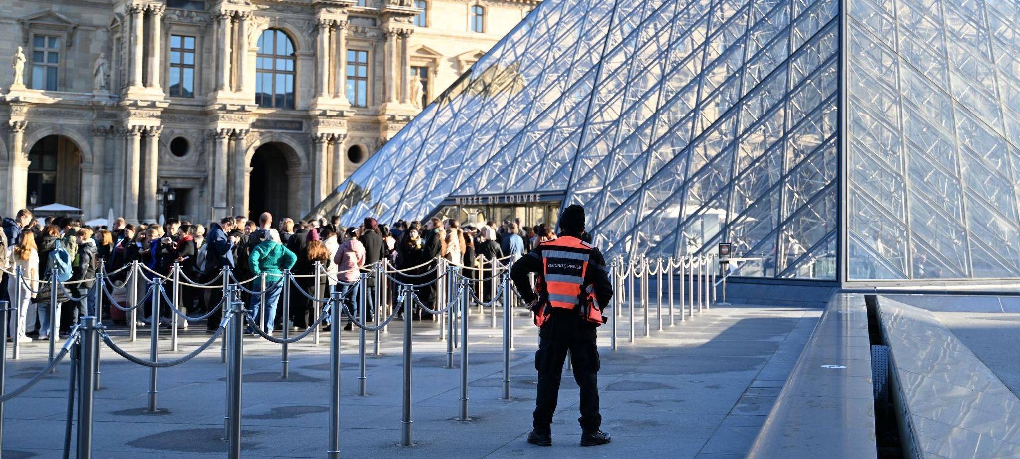 Nach Raubüberfall auf Louvre in Paris