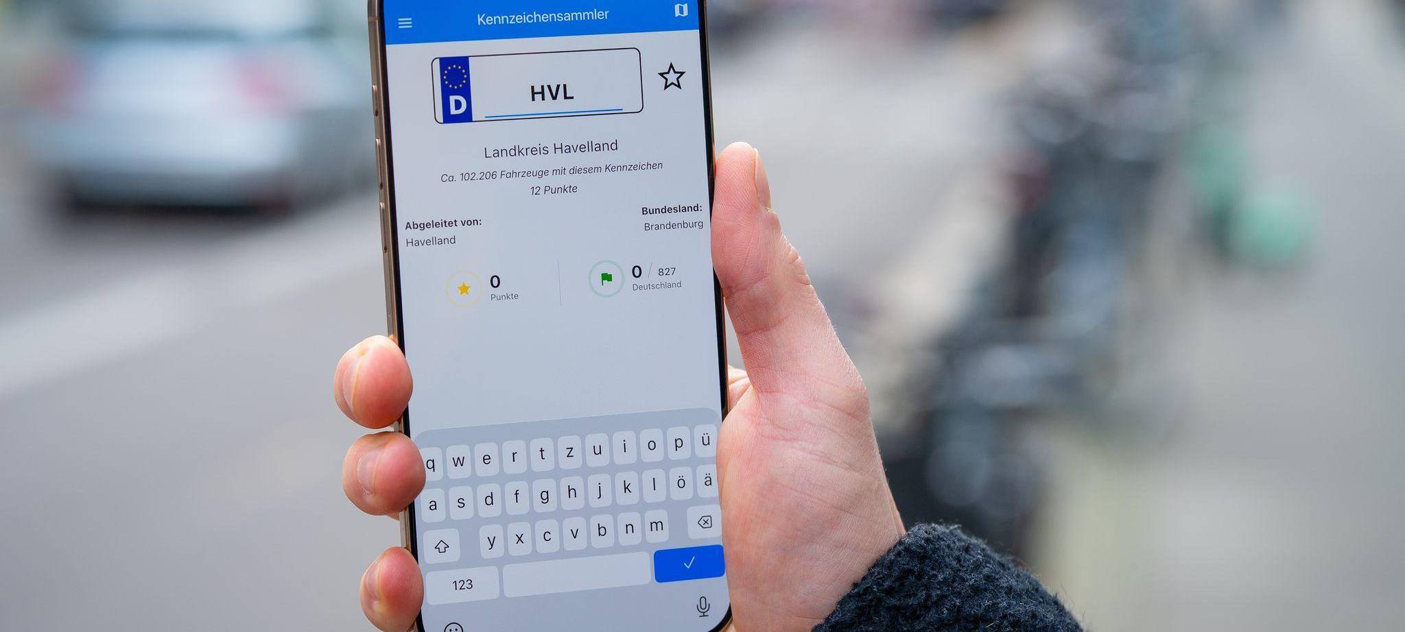 Ein Mann nutzt die App Kennzeichensammler auf einem Smartphone