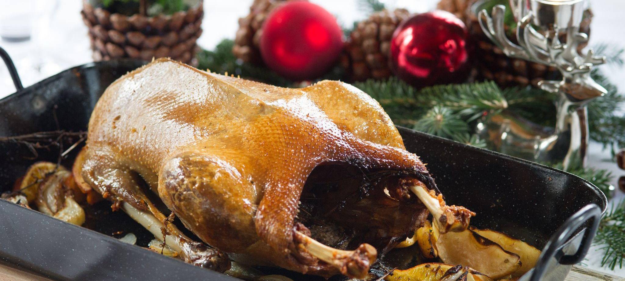 Ein Gänsebraten steht auf einem festlich gedeckten Tisch