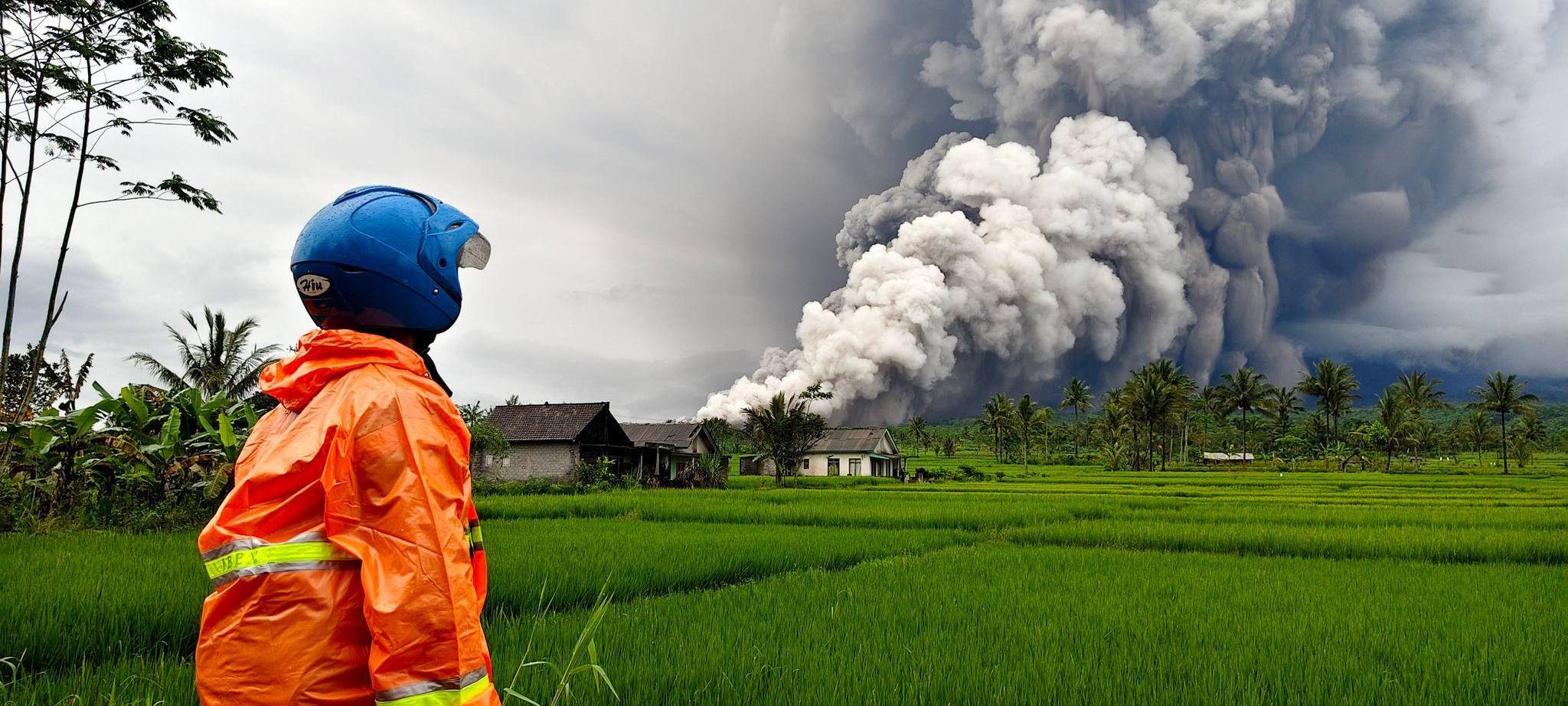 Vulkan Semeru in Indonesien spuckt Aschesäule