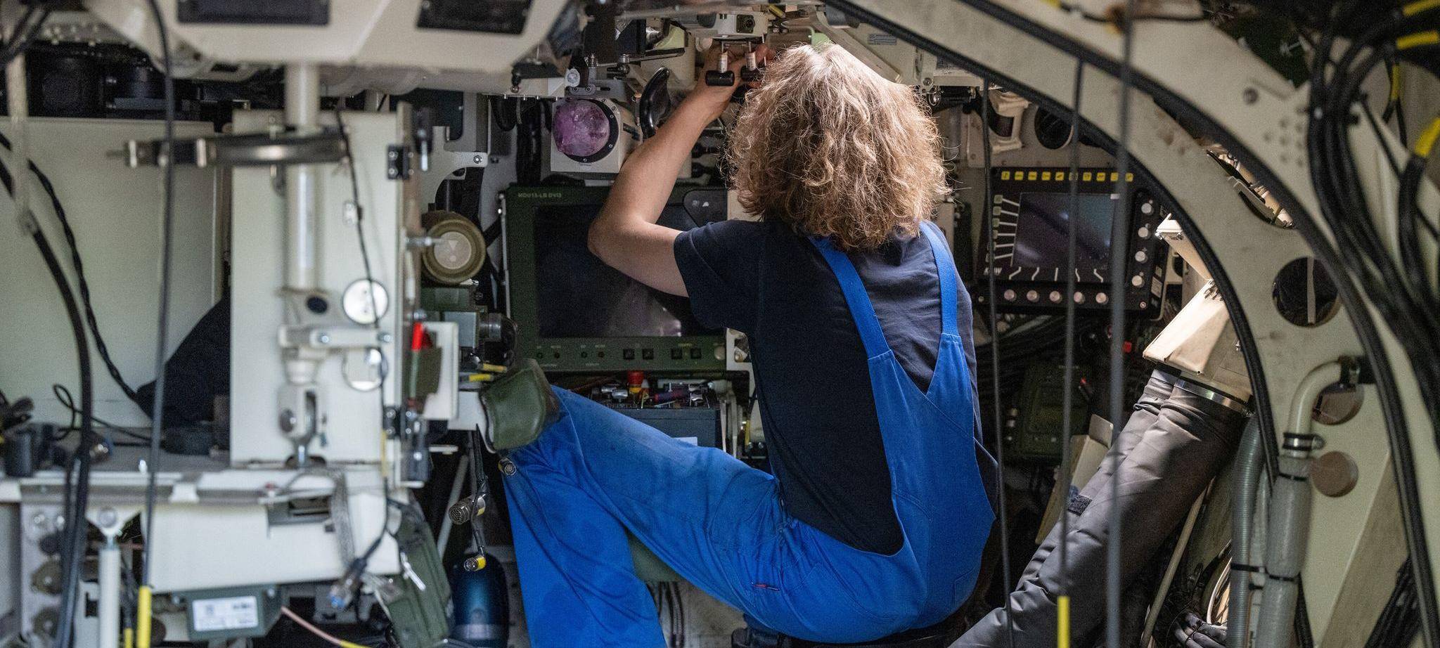 Techniker arbeitet im Schützenpanzer der Bundeswehr vom Typ Puma