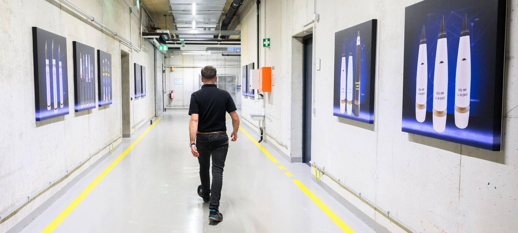 Mitarbeiter läuft im neuen Artilleriewerk von Rheinmetall
