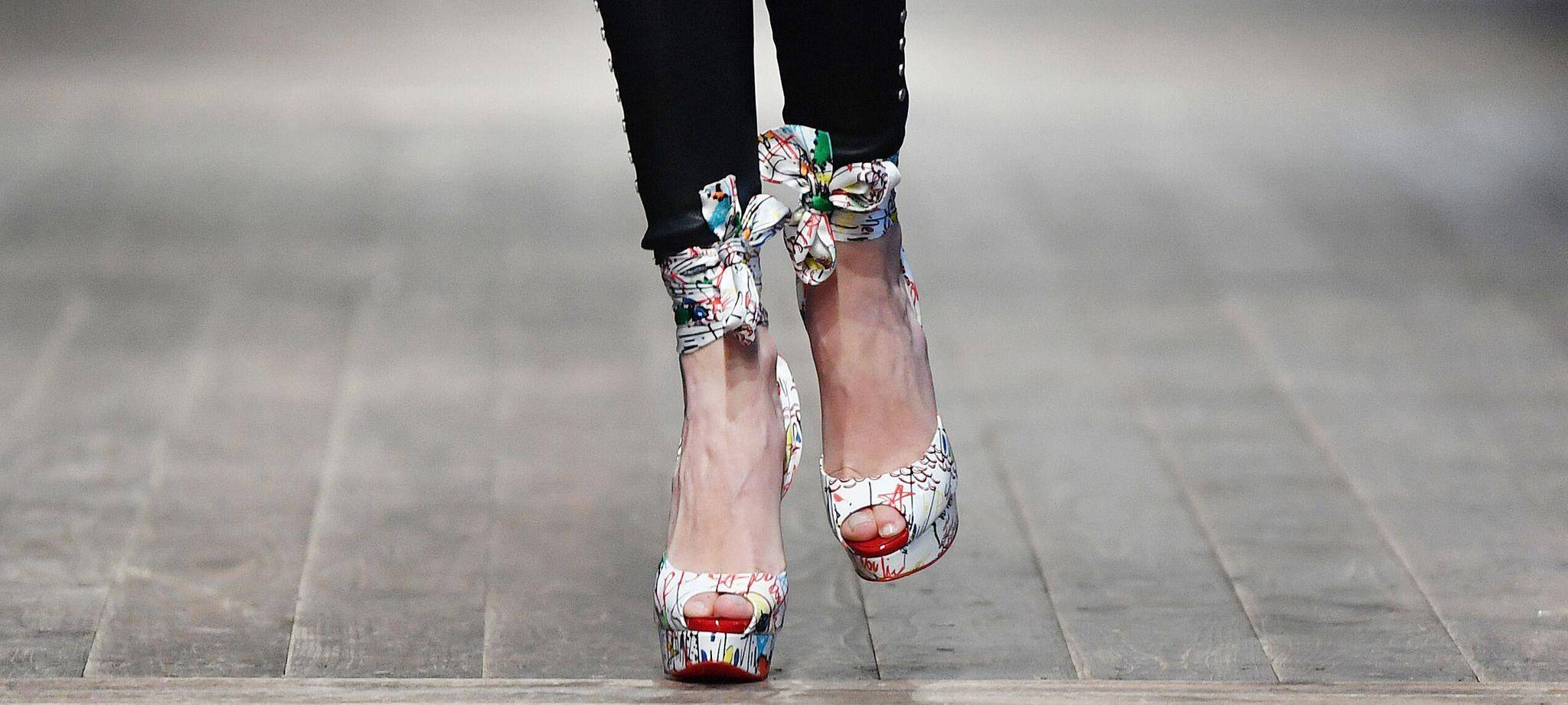 Model läuft in High Heels mit Plateau über den Laufsteg