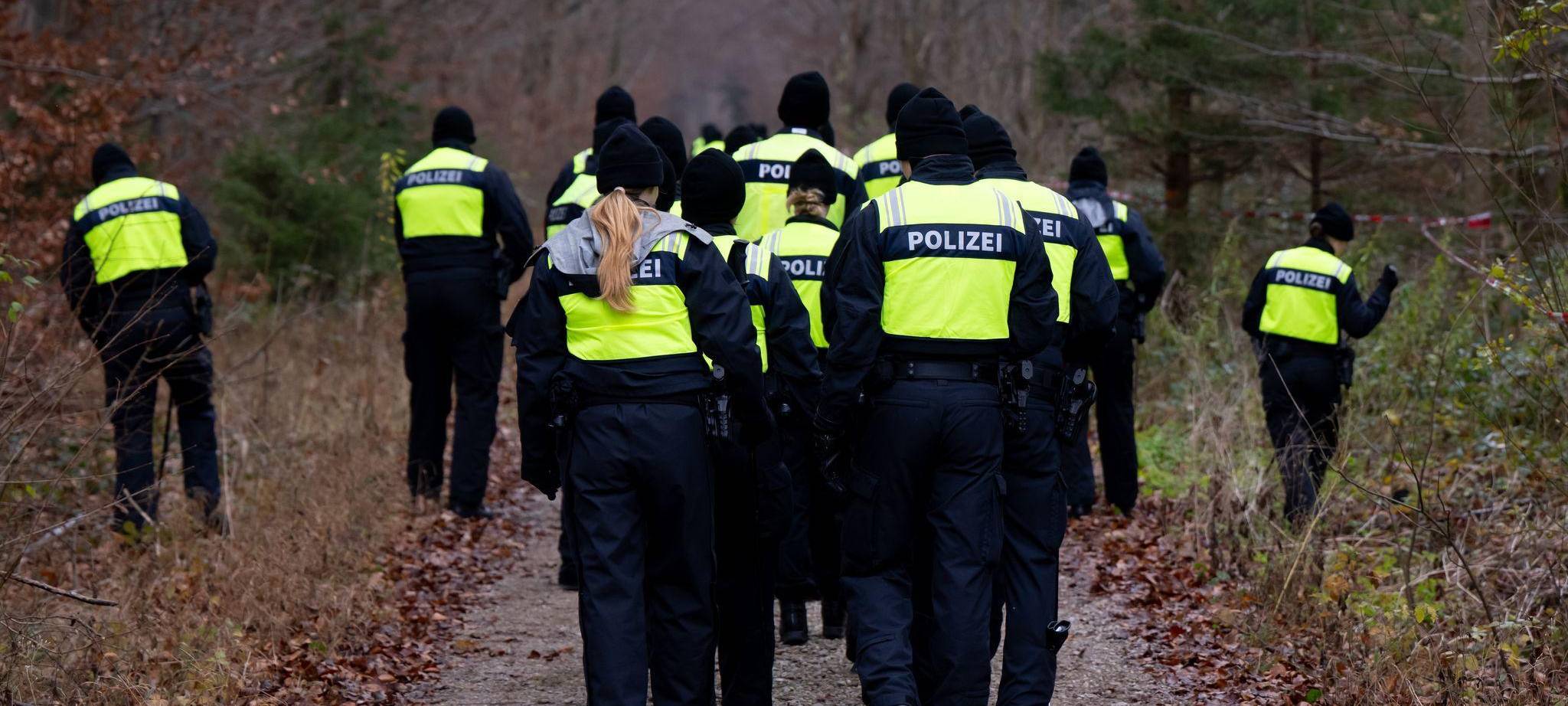 Nach dem Fund einer Frauenleiche im Wald bei München