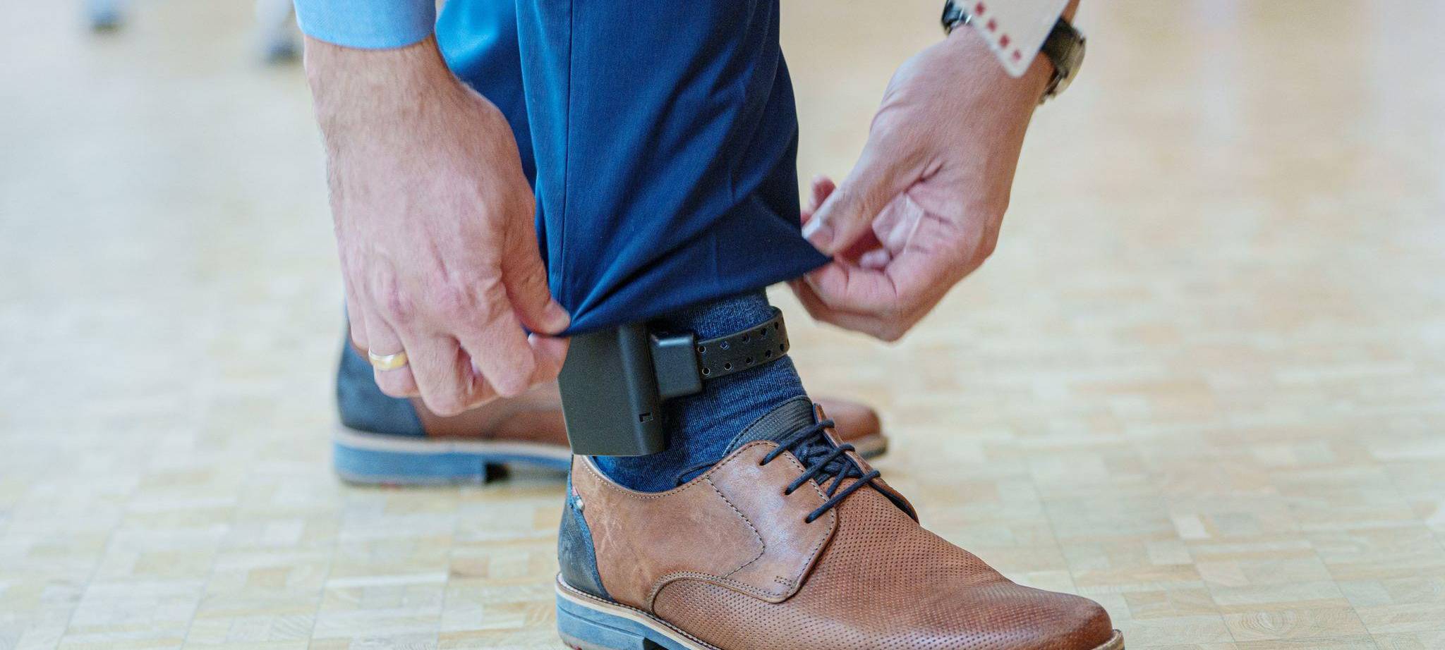 Fußfessel soll Opfer vor häuslicher Gewalt schützen