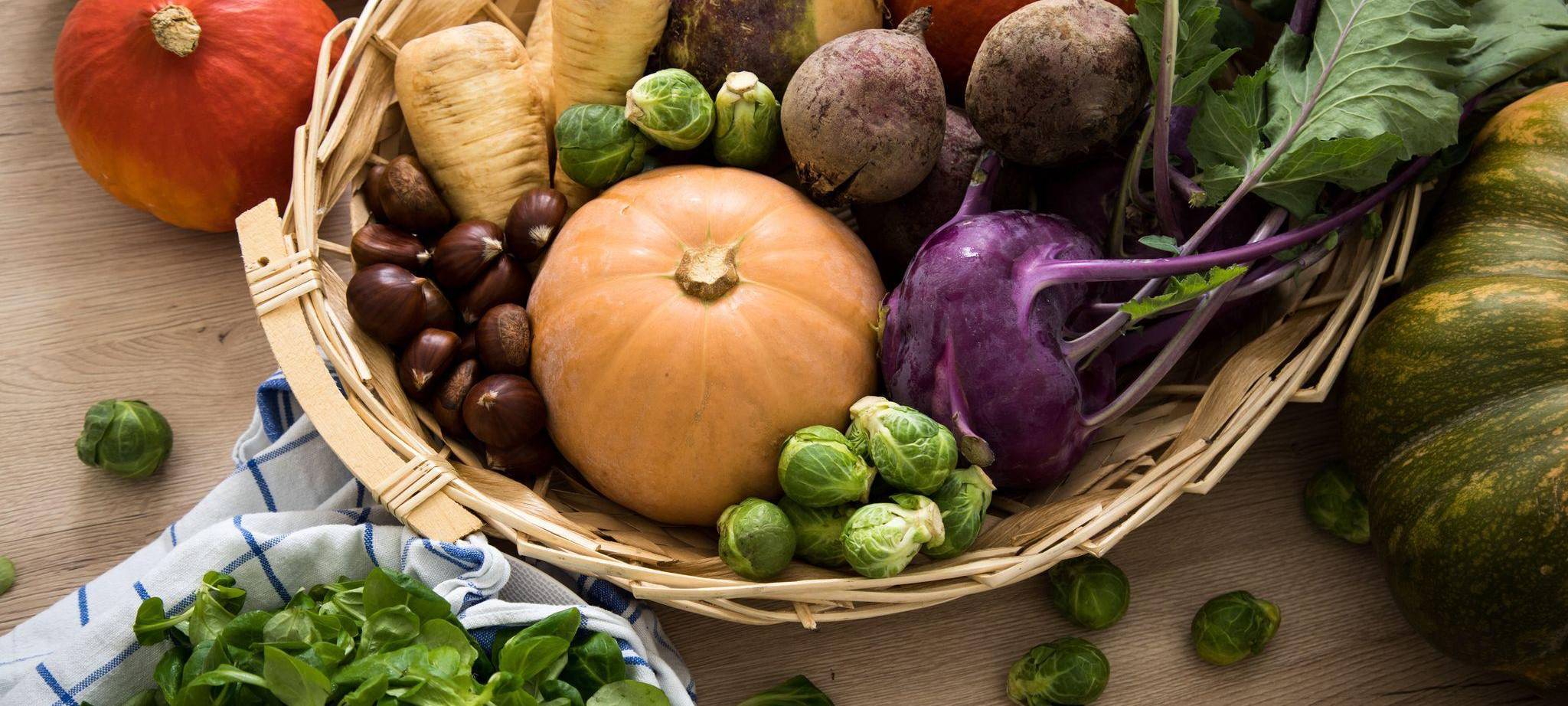 Verschiedene Herbst- und Wintergemüse liegen in einer Küche