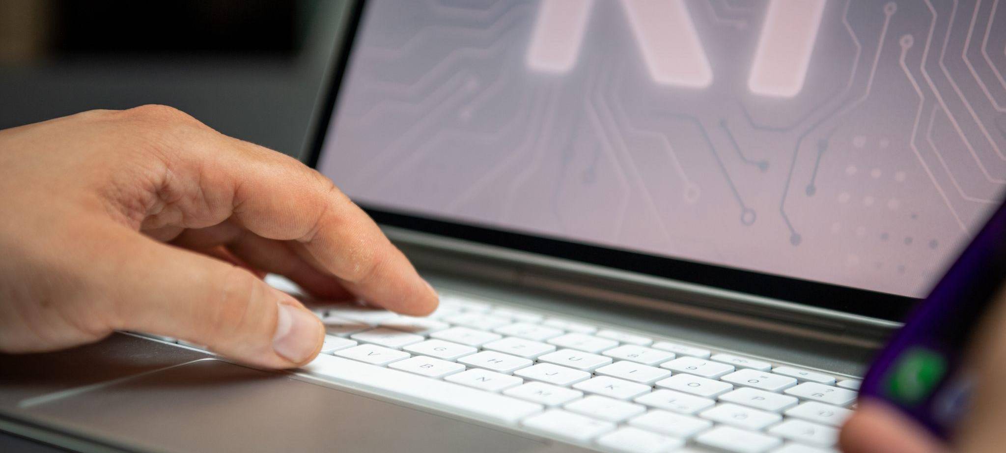 Ein Mann nutzt einen KI-Assistenten auf einem iPad und iPhone