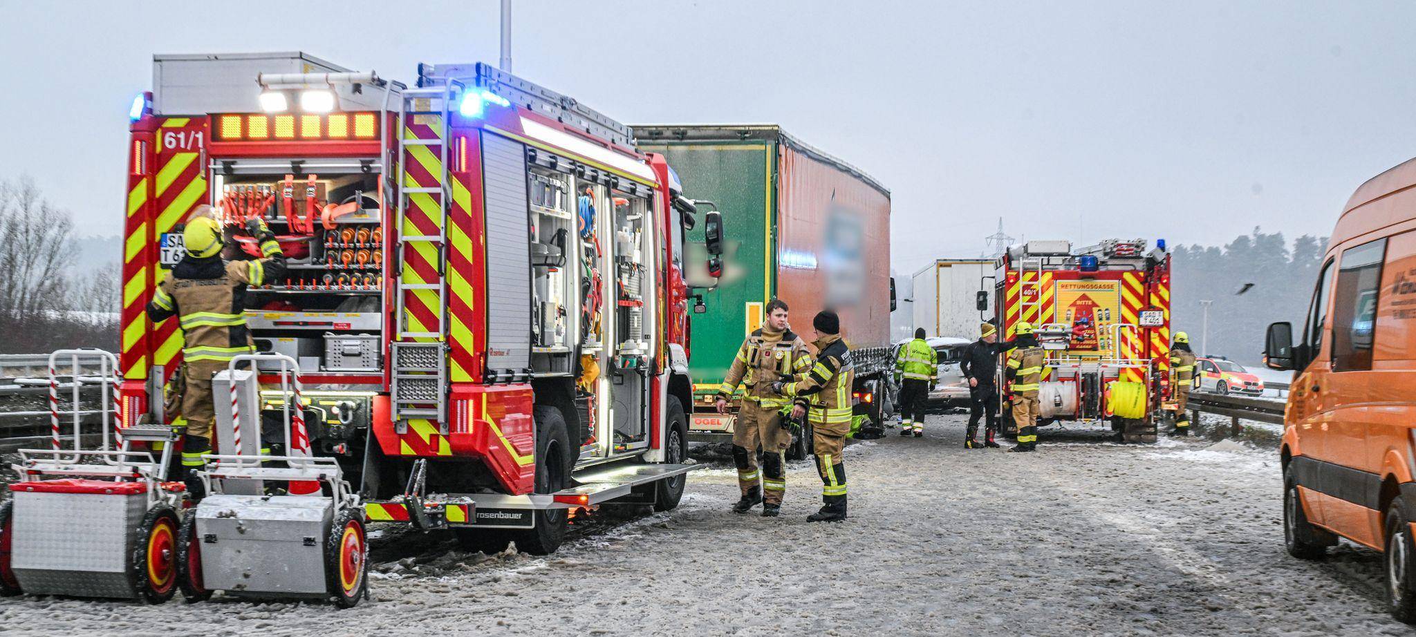 Mindestens drei Menschen sterben auf glatter Autobahn