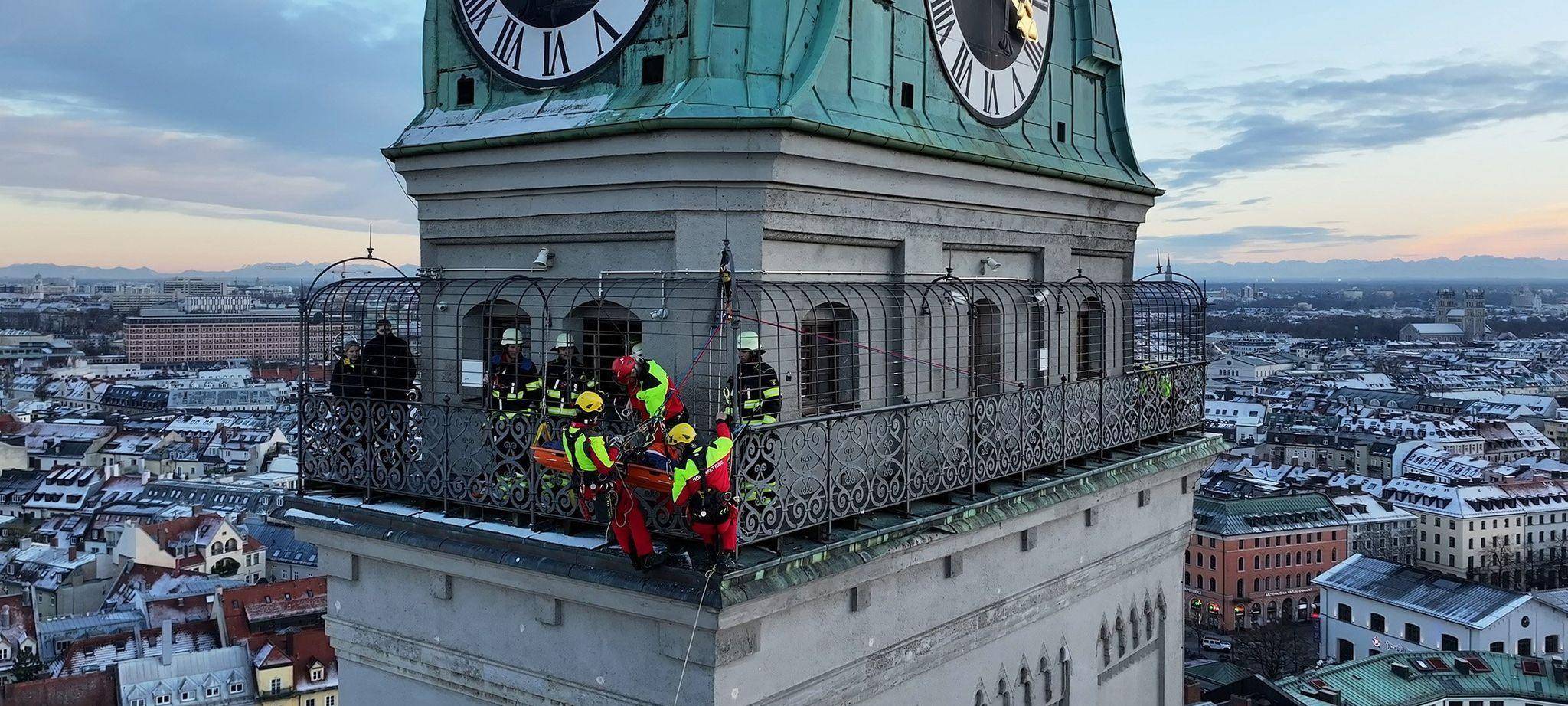 Feuerwehr rettet verletzte Frau von Kirchturm in München