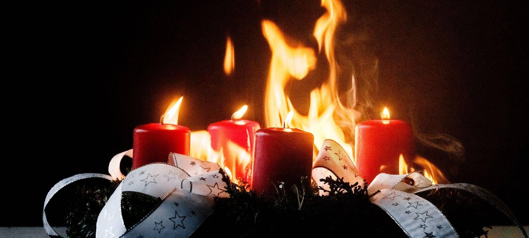 Ein Adventskranz brennt