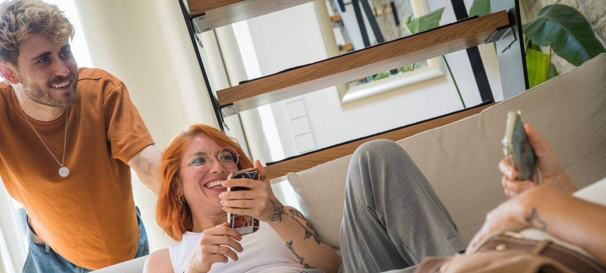 Freunde enspannen gemeinsam auf einem Sofa