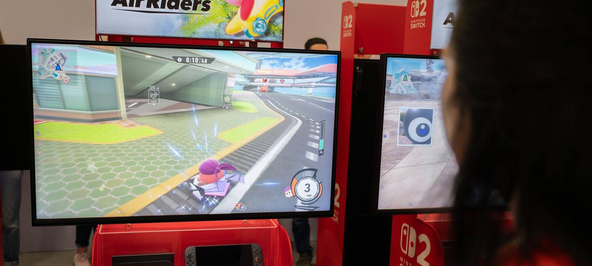 Eine Frau spielt das Spiel «Kirby Air Riders»