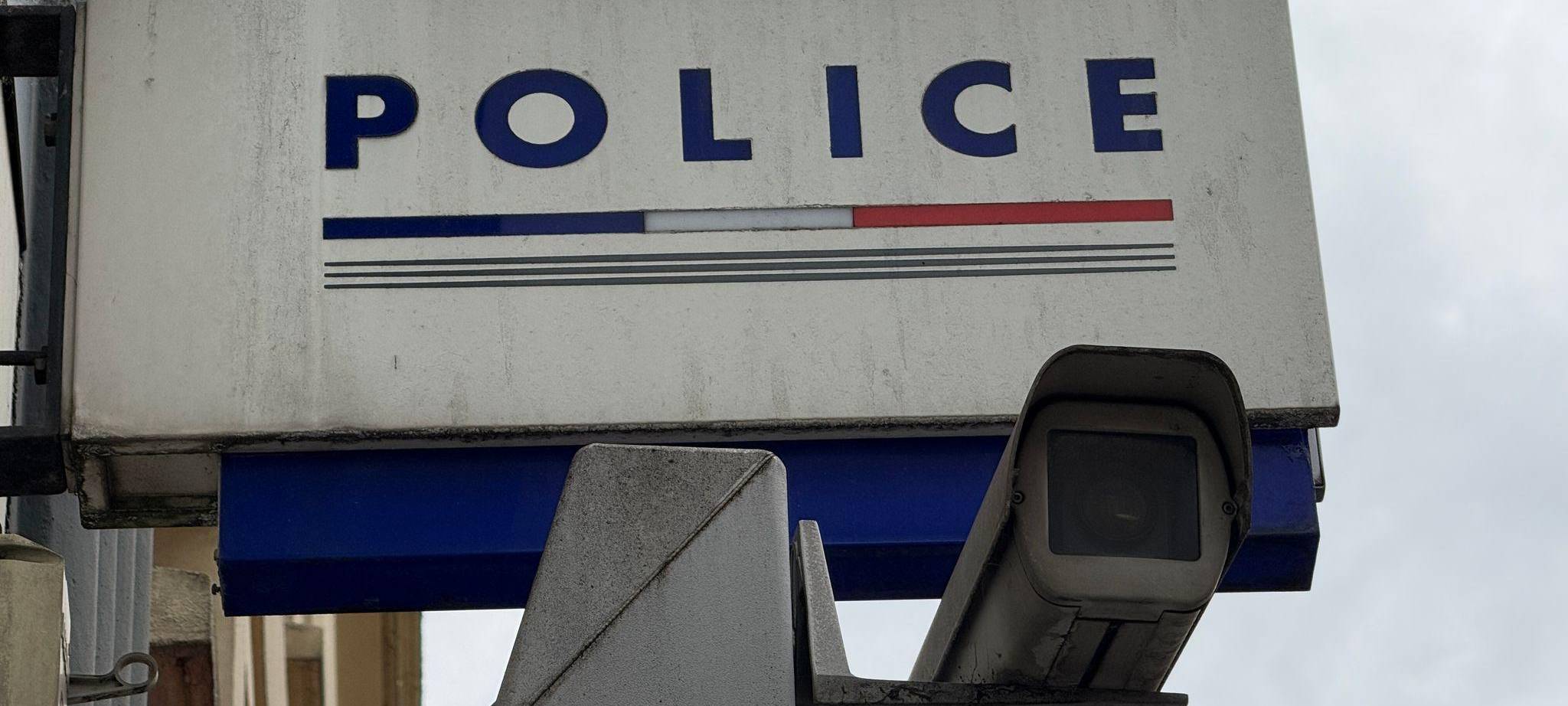 Stalker versteckt sich unter Bett der Ex-Frau