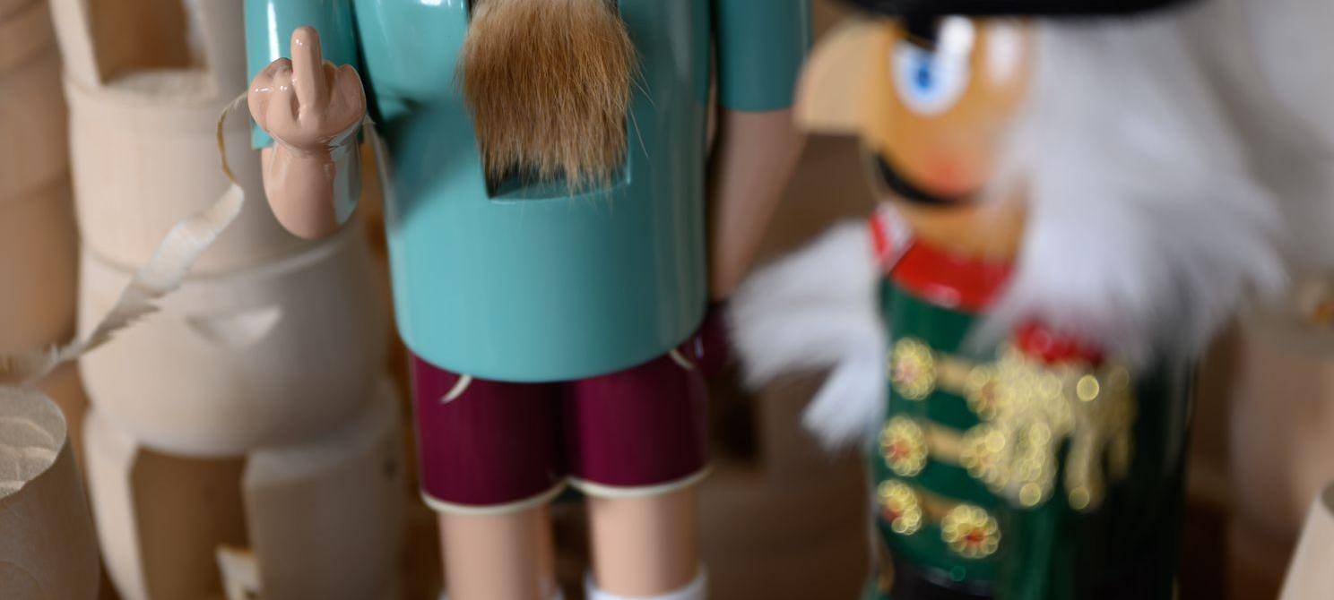 Erzgebirgischer Nussknacker zeigt Billig-Kopie den Finger