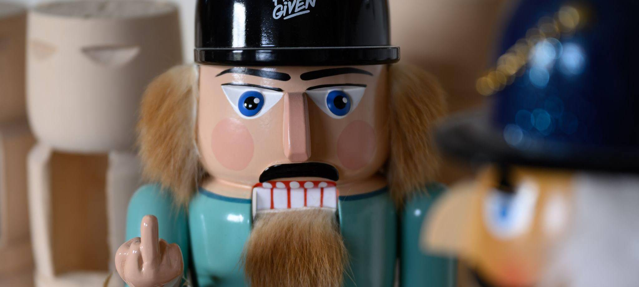 Erzgebirgischer Nussknacker zeigt Billig-Kopie den Finger