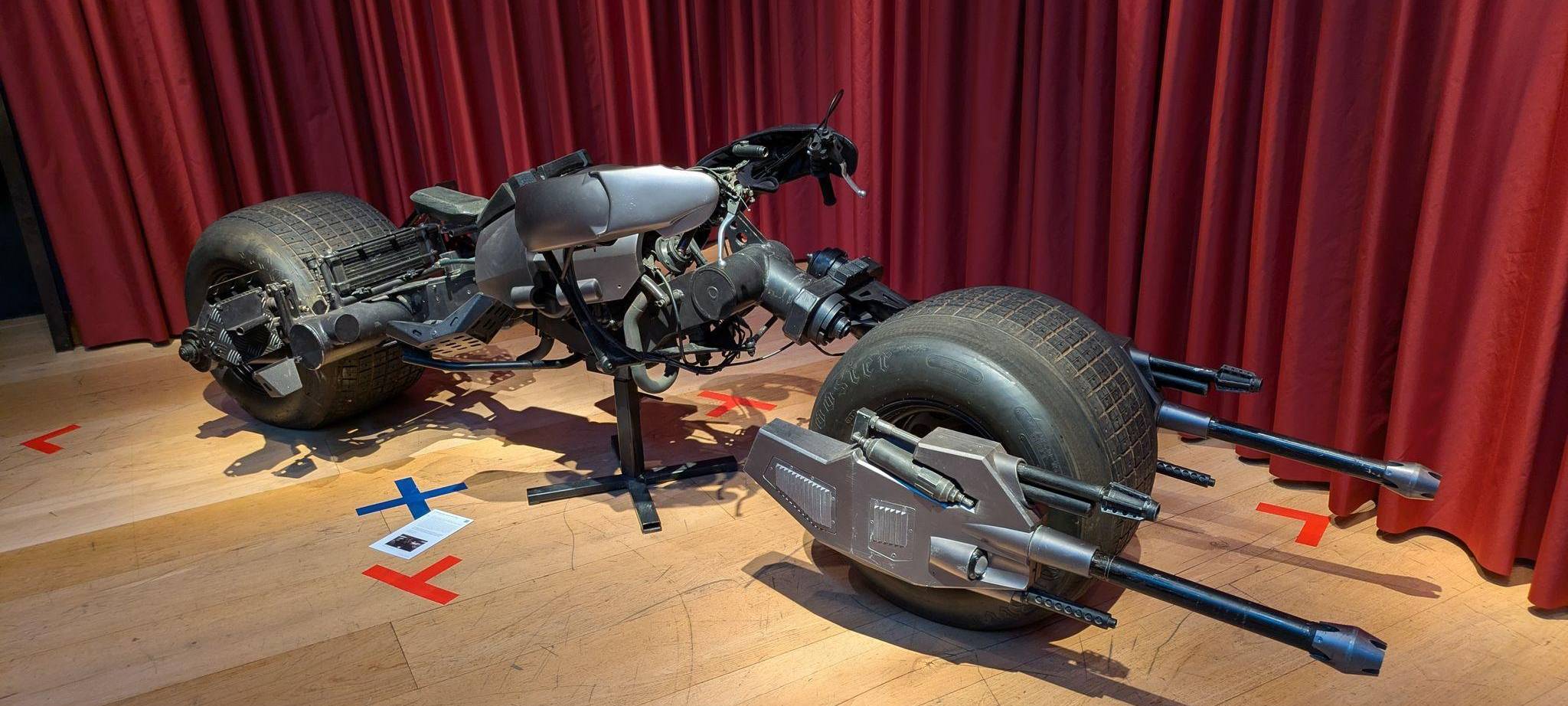 Tolkiens Schreibtisch und Batmans Motorrad unterm Hammer