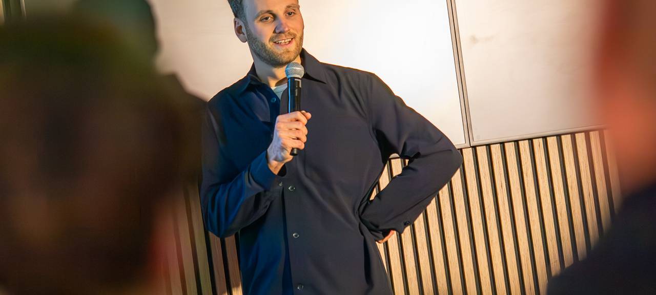 Leon Windscheid – hautnah: Ein unvergesslicher Abend für Aktion Lichtblicke