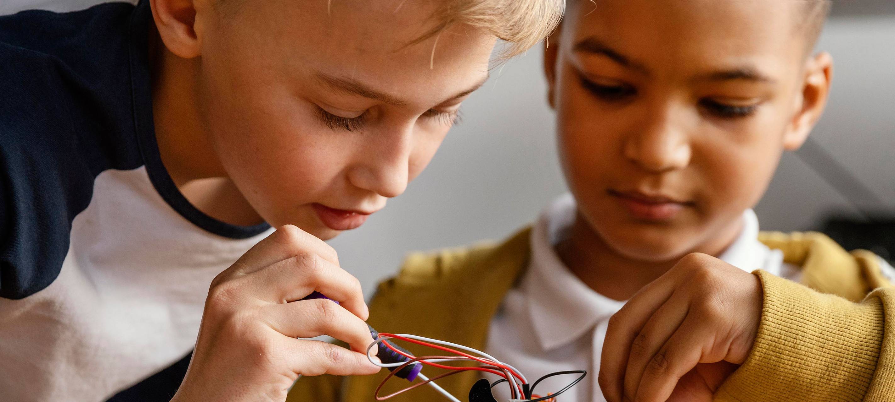 AOK warnt vor Mini-Batterien