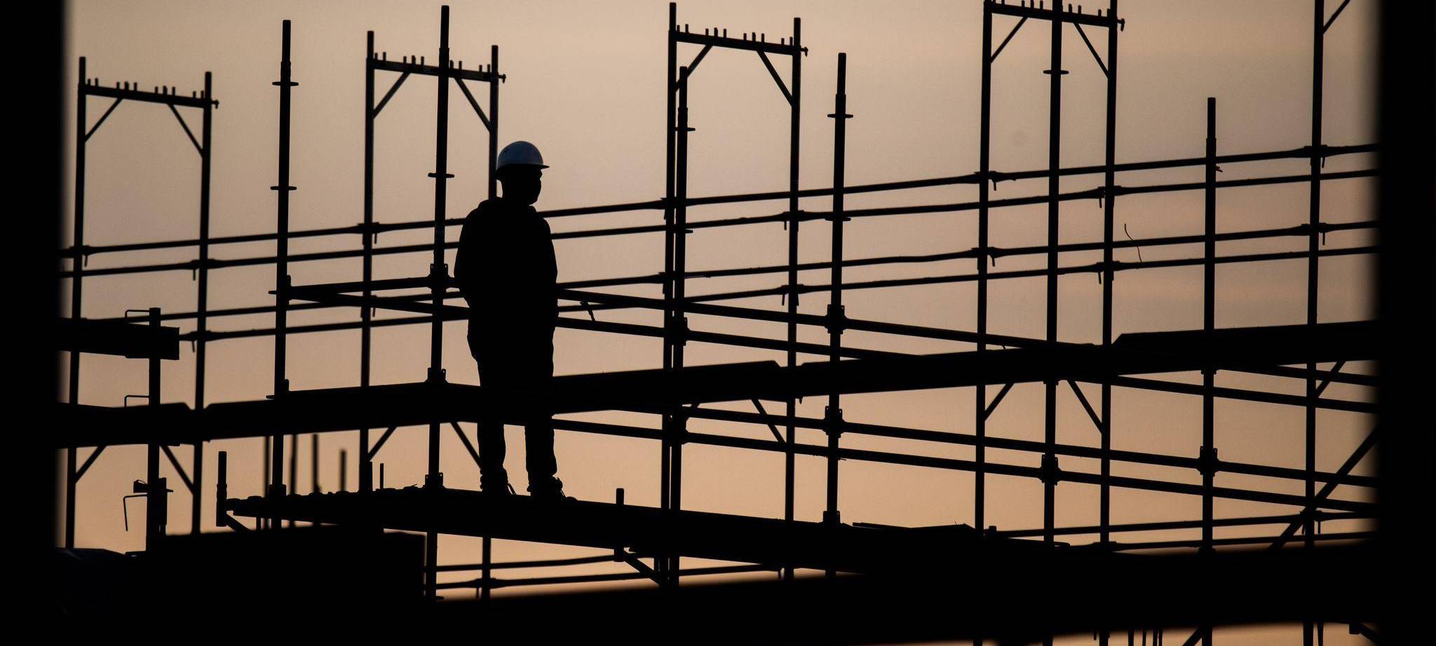 Silhouette eines Bauarbeiters auf einer Baustelle