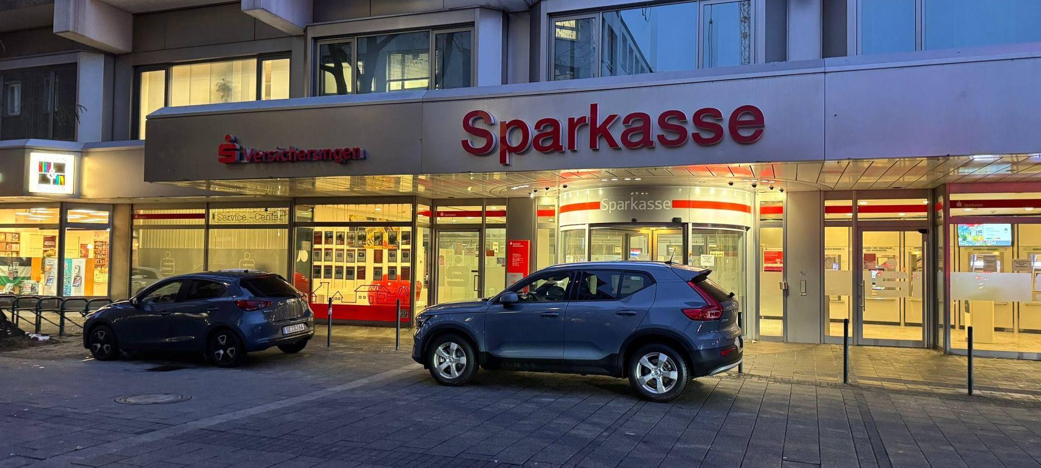 Polizei durchsucht Sparkasse nach Millionen-Coup