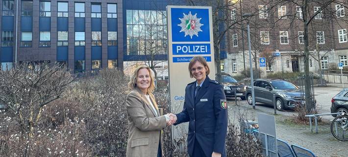 Begrüßung der neuen Direktionsleiterin Linda Mrozek durch Polizeipräsidentin Christine Frücht im PP Bochum