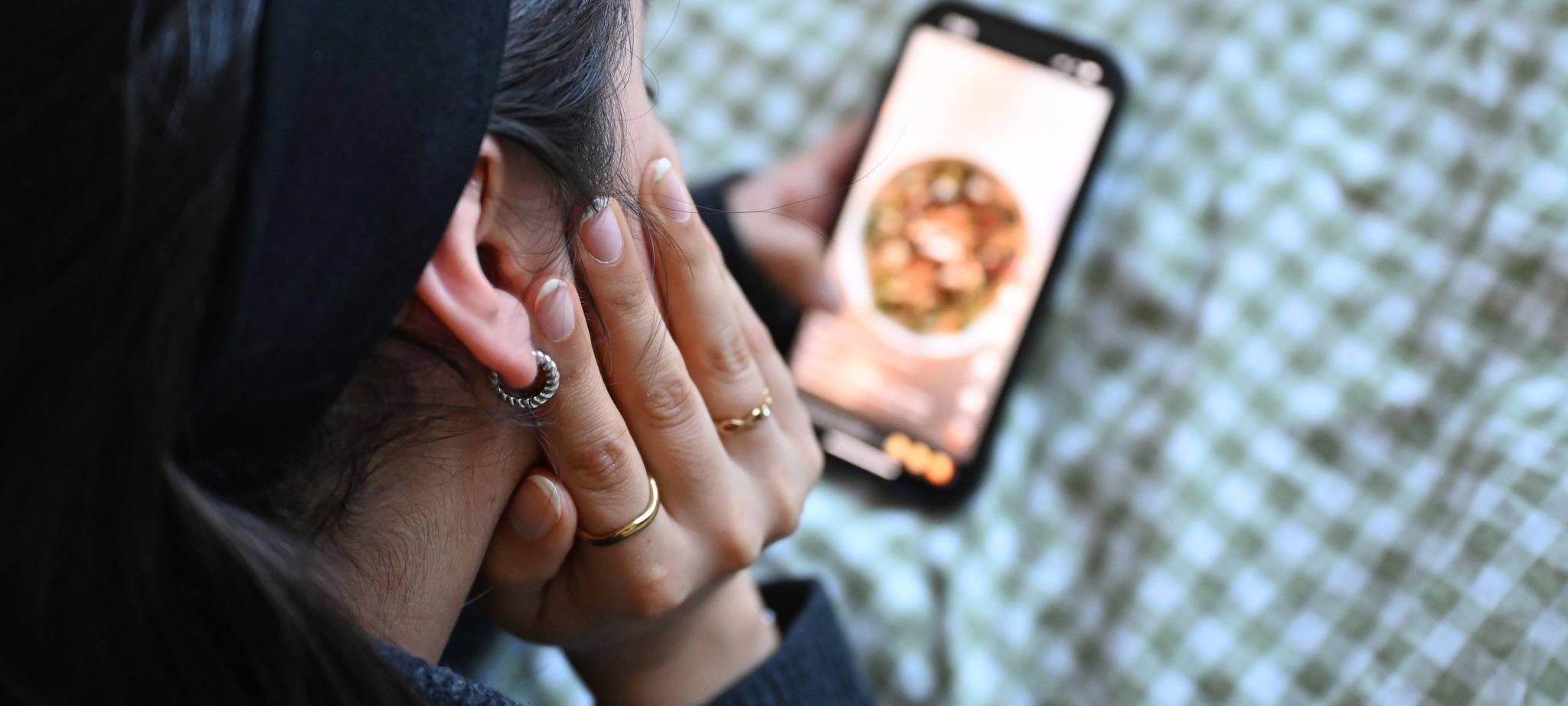 Junge Frau mit Smartphone
