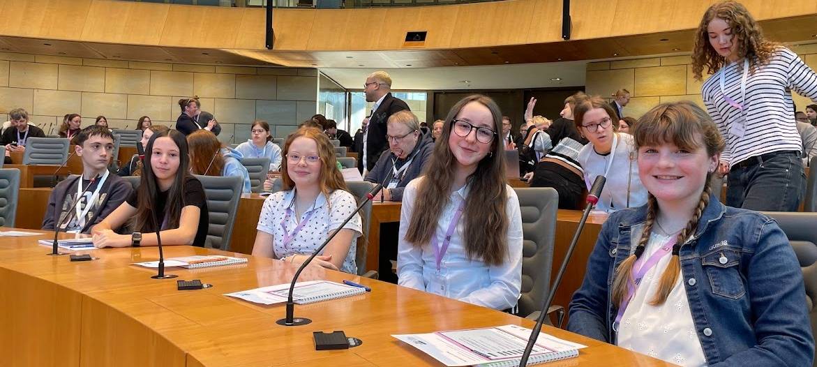 Schülerinnen und Schüler sitzen im Plenarsaal des Landtags