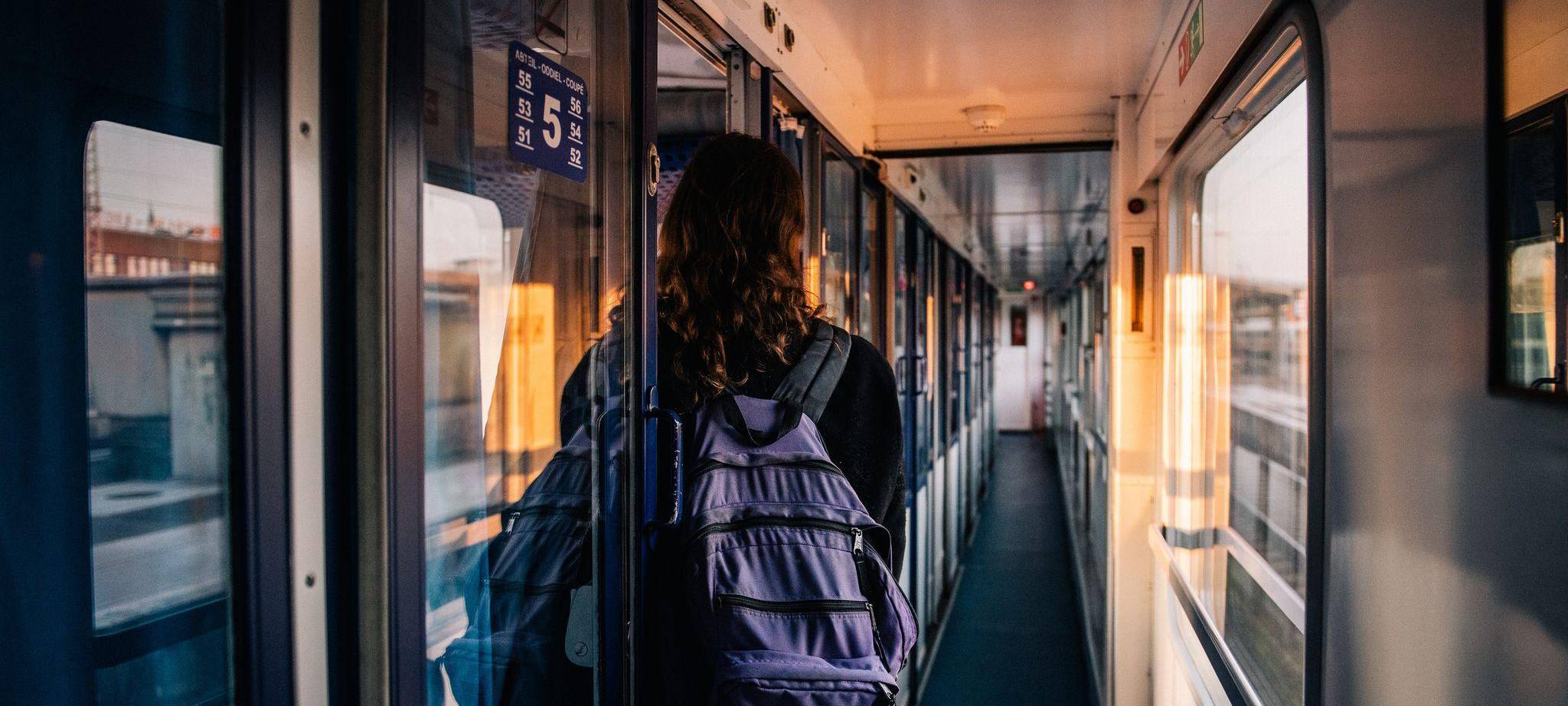 Frau steht im Gang eines Zuges