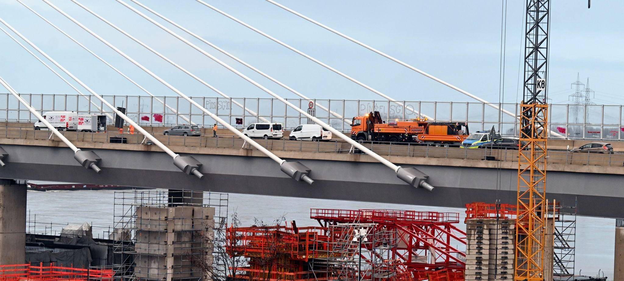 Leverkusener Rheinbrücke wegen herabfallender Eisstücke gesperrt