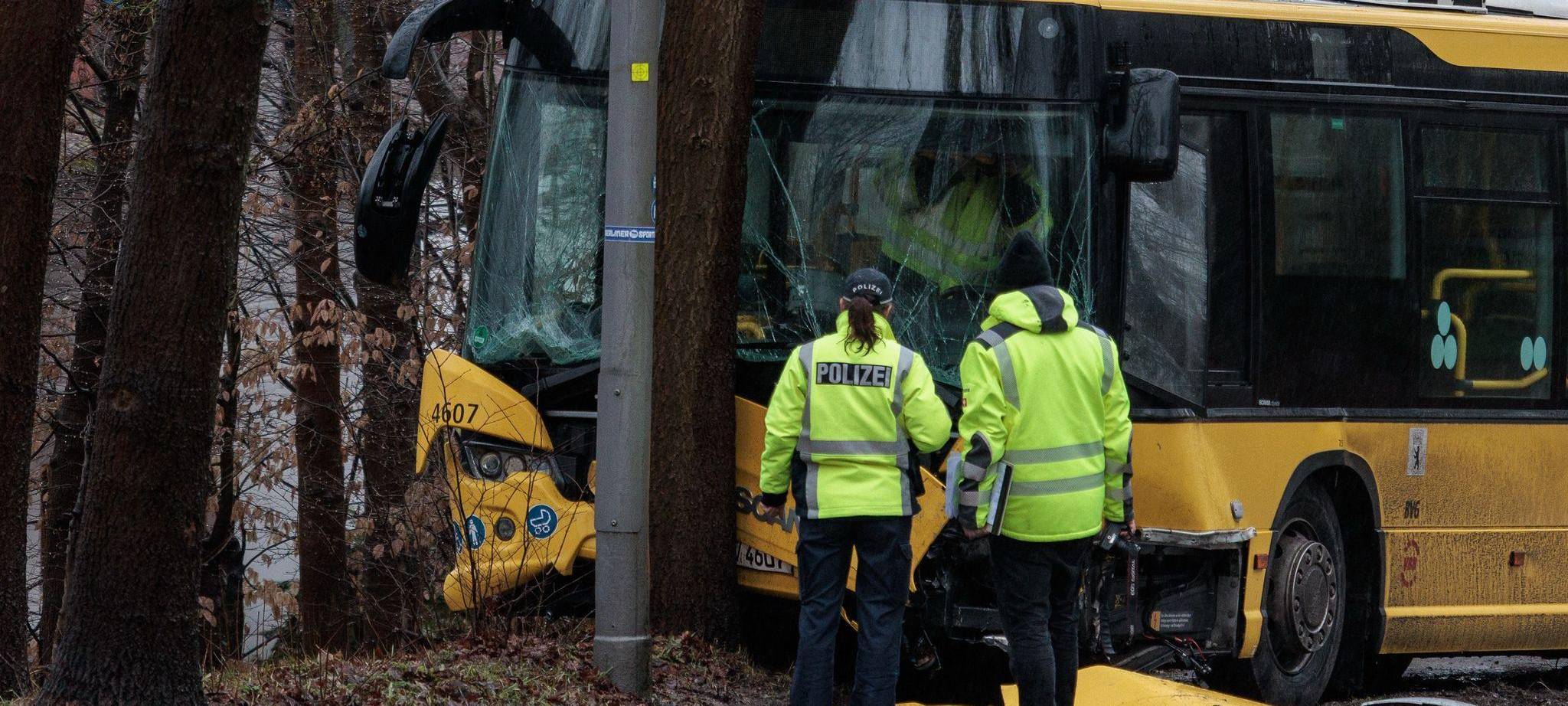 Zwölf Verletzt bei Busunfall in Berlin
