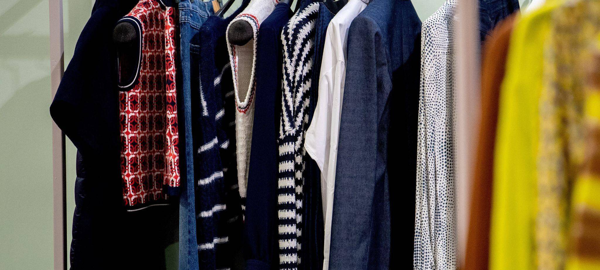 Kleidung hängt auf Kleiderbügeln