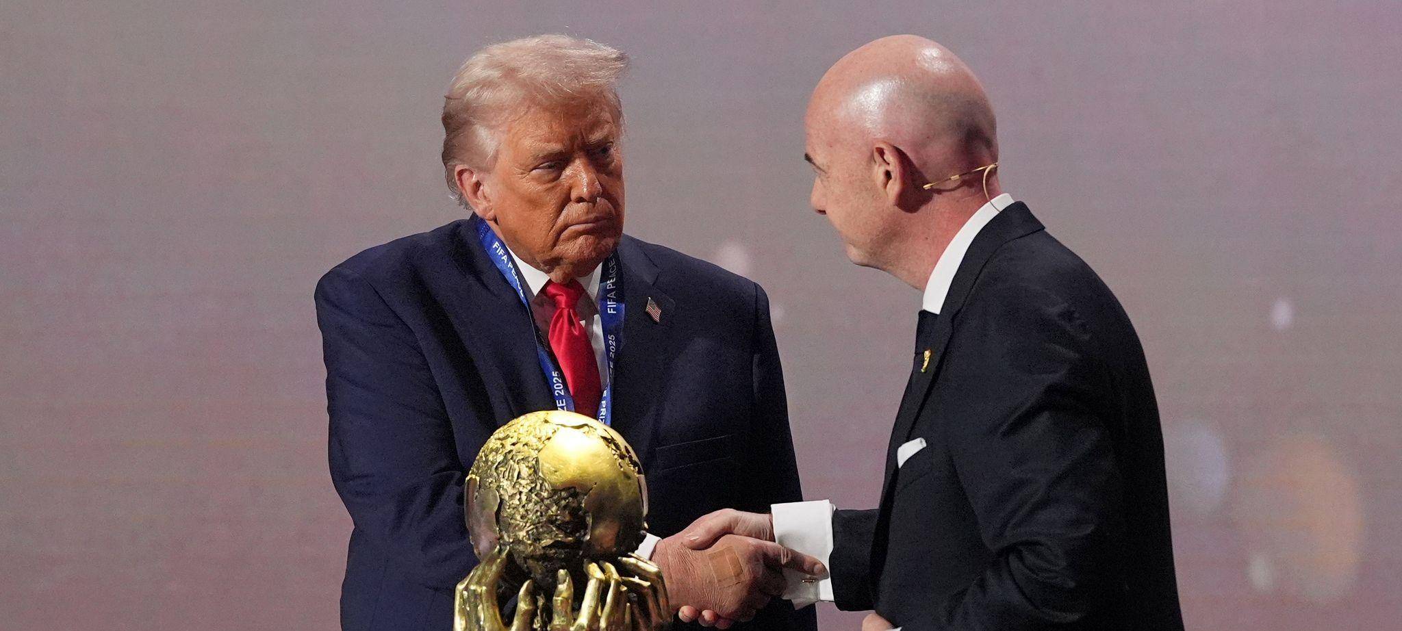 Donald Trump (l) und Gianni Infantino