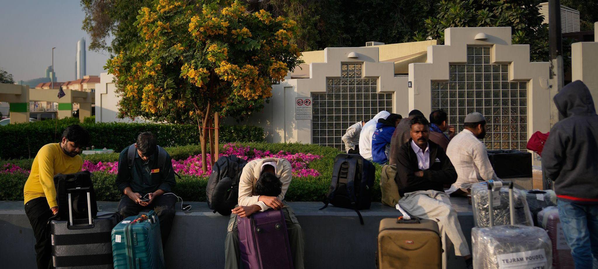 Gestrandete Passagiere am Flughafen in Dubai