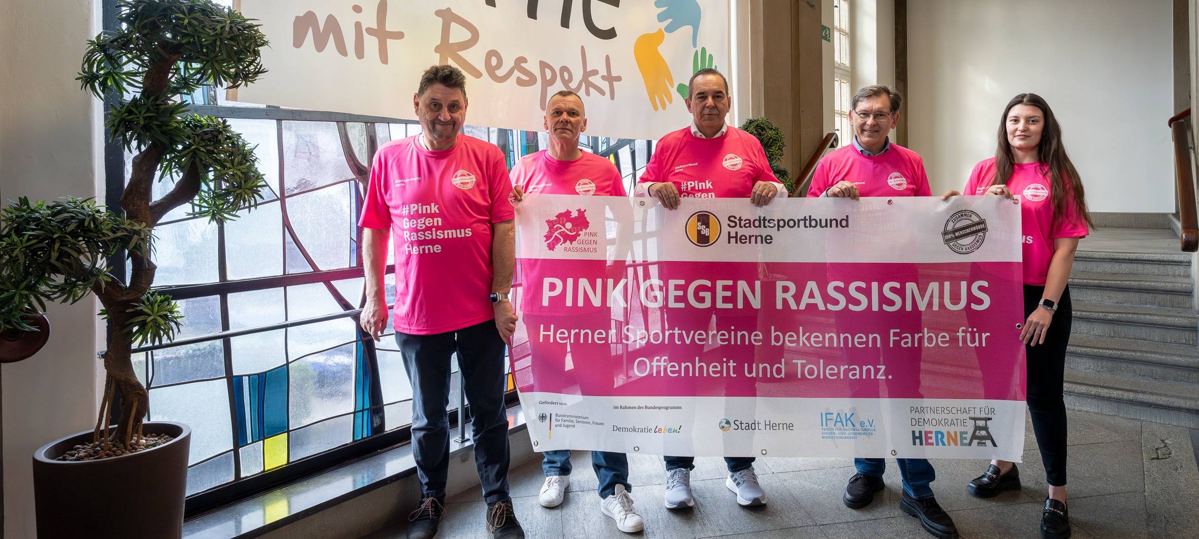 Pink gegen Rassismus