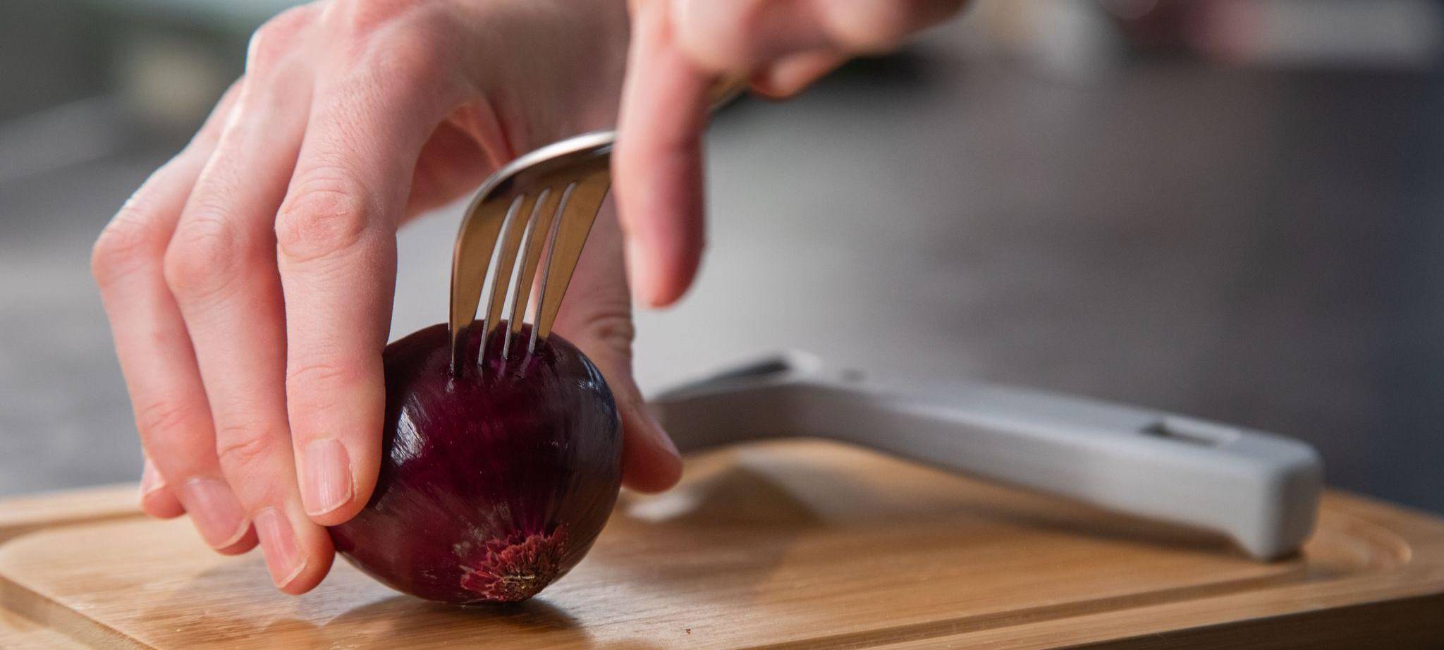 Gabel wird in die Zwiebel gestochen