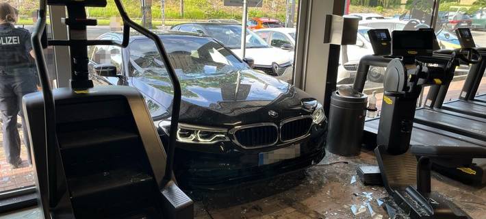 Scherben statt Cardio: Ein Auto kracht ins Fitnessstudio