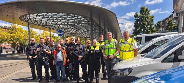 Gruppenfoto: Polizei und Ordnungspartner vor dem Busbahnhof.