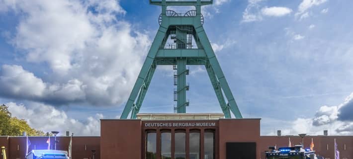 Auf einem Gruppenfoto zeigt das Polizeipräsidium Bochum, was es kann: Unter den vielen Mitarbeiterinnen und Mitarbeitern sind etwa solche der Landesreiterstaffel, der Taucherstaffel oder der Diensthundführerstaffel, außerdem Beamtinnen und Beamte der Motorradstaffel, der Kripo, der Verwaltung und viele weitere. Einige sind unterwegs mit schwerem Gerät, etwa dem gepanzerten Sonderwagen oder dem Wasserwerfer - denn die Polizei ist auch dort für alle Bürgerinnen und Bürger im Einsatz, wo es gefährlich wird.