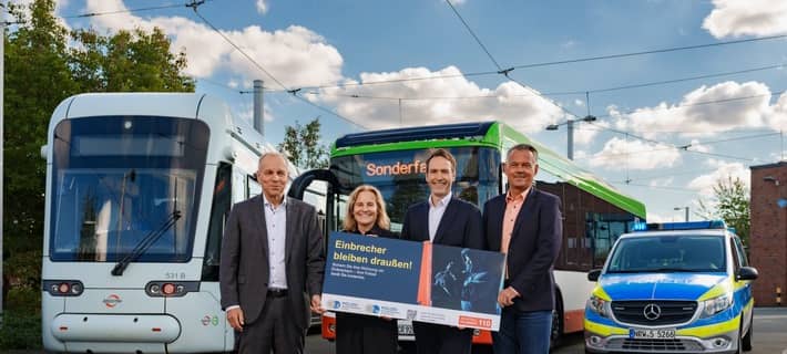 Zum gemeinsamen Fototermin trafen sich Geschäftsführer der HCR, Karsten Krüger, Polizeipräsidentin Christine Frücht sowie die beiden Vorstände der BOGESTRA, Dr. Thomas Schaffer und Jörg Filter (v.l.n.r.).
Foto: BOGESTRA/Wiciok