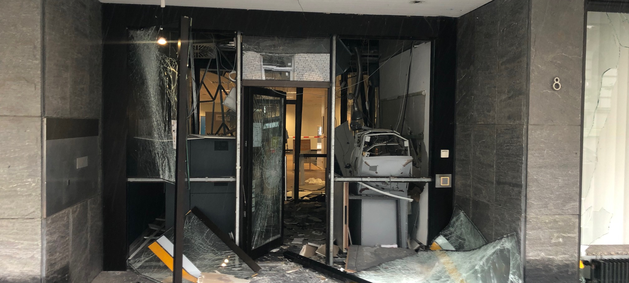 Bislang unbekannte Täter hatten am 27.07.23 den Geldautomaten der Commerzbank-Filiale an der Heinrichstraße gesprengt.