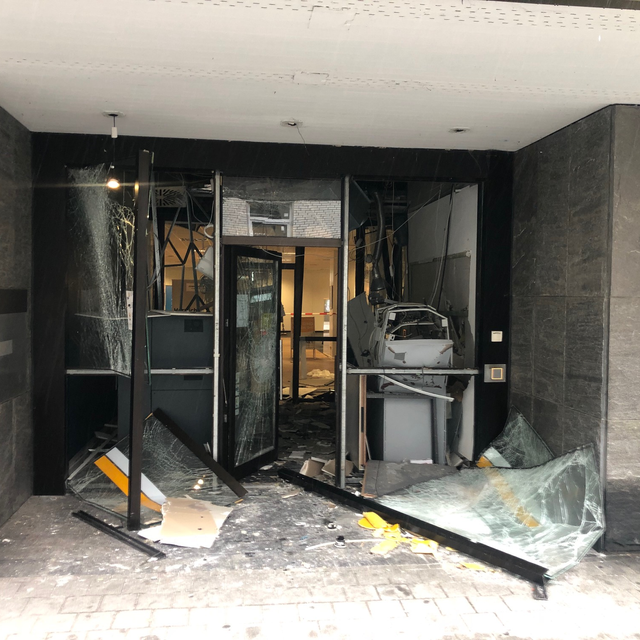 Bislang unbekannte Täter hatten am 27.07.23 den Geldautomaten der Commerzbank-Filiale an der Heinrichstraße gesprengt.