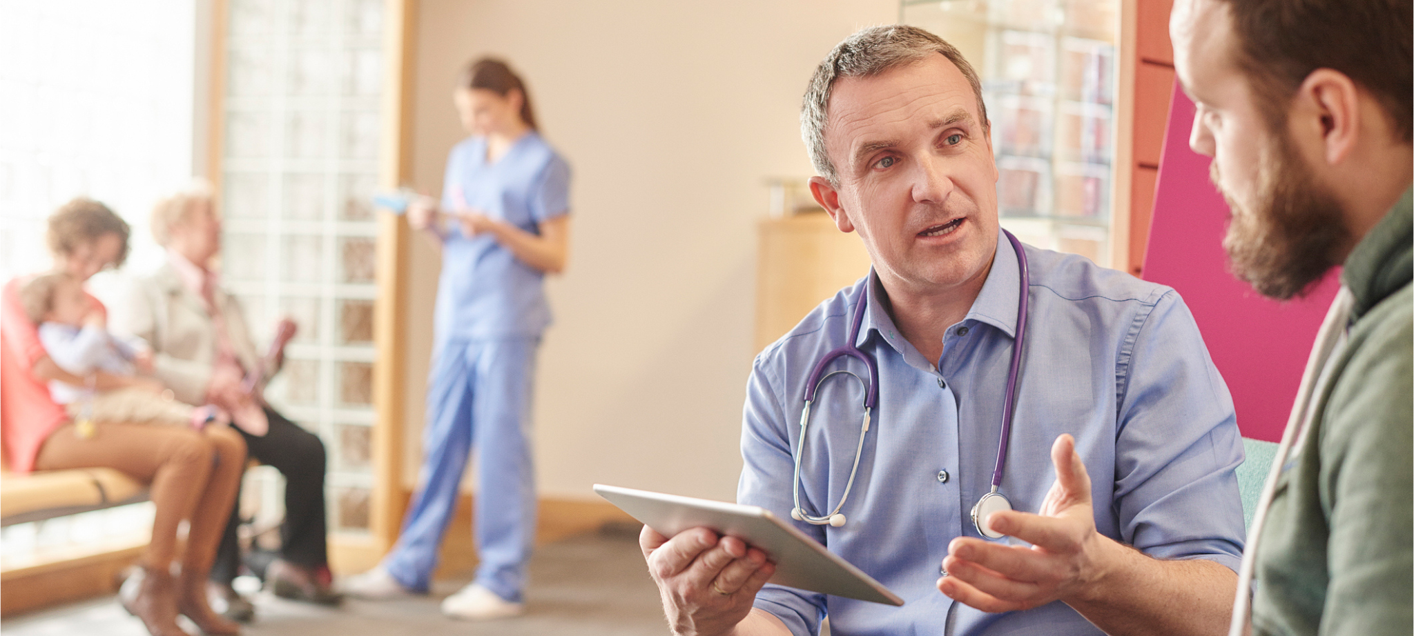 Arzt im Gespräch mit Patient