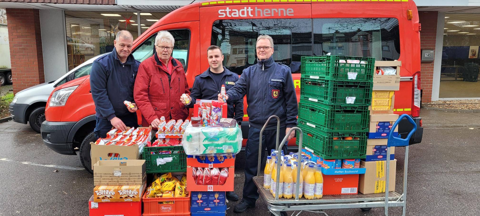 Die Feuerwehr hat auf ihren Wachen Spenden gesammelt und der Tafel zur Verfügung gestellt.