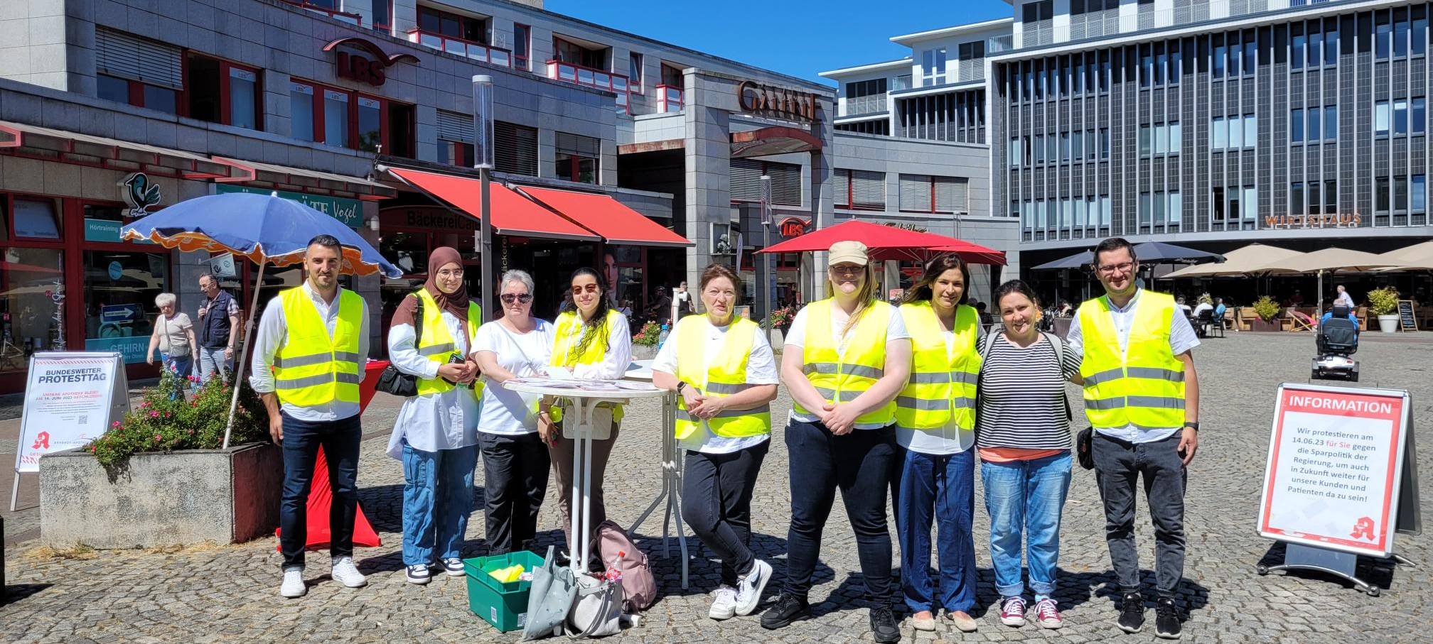 Fast alle Apotheken in Herne und Wanne-Eickel beteiligen sich heute an einer bundesweiten Protestaktion. Einige waren mit einem Infostand in der Herner Innenstadt.