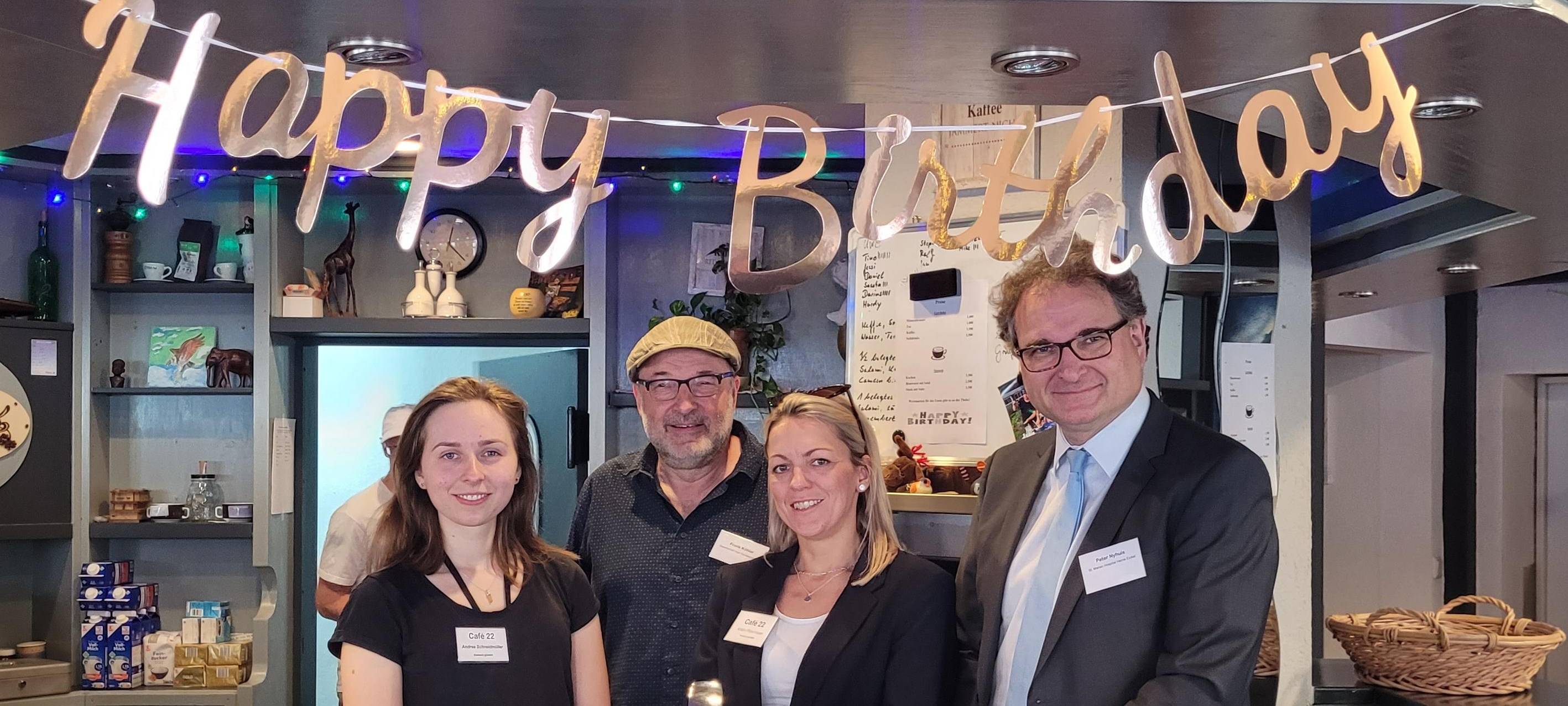 Von links nach rechts: Andrea Schnarkmüller (Sozialarbeiterin im Café 22), Frank Köhler (Geschäftsführer der Gesellschaft freie Sozialarbeit), Kristin Pfotenhauer (Geschäftsführerin Kadesch), Peter Nyhuis (Chefarzt des St. Marien Hospitals Eickel)