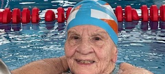 Mehrfach Gold für 90-jährige Schwimmerin